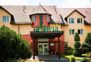 ein Hotel mit einem Schild, das Sylvania liest in der Unterkunft Hotel Sylwia in Sośnicowice