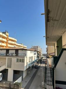 uitzicht op een straat met gebouwen bij Appartamento a 2 passi dal mare in Alba Adriatica