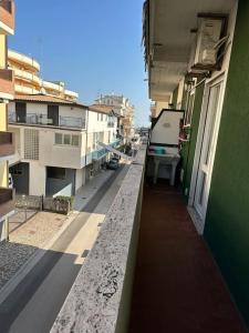 een uitzicht op een stadsstraat vanuit een gebouw bij Appartamento a 2 passi dal mare in Alba Adriatica
