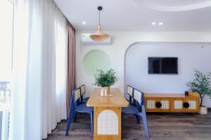 TV a/nebo společenská místnost v ubytování Phuc Lam Hotel & Apartment