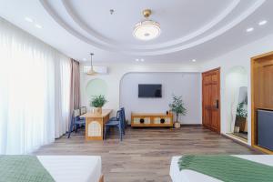 TV a/nebo společenská místnost v ubytování Phuc Lam Hotel & Apartment