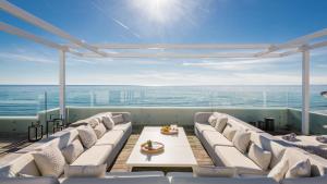 Frontline 6 BDRM Luxury Villa w Beach Access في مربلة: اطلالة على المحيط من سطح سفينة الرحلات البحرية +37 صورة