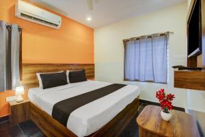 Een bed of bedden in een kamer bij Oyo 81962 Relax Inn