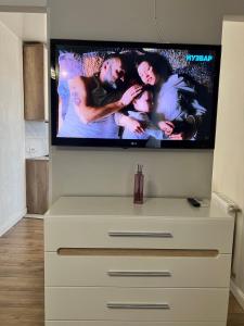einen Flachbild-TV auf einer Kommode in der Unterkunft Belveder Center Home in Iwano-Frankiwsk
