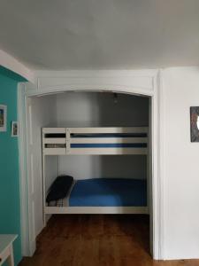 Dormitorio pequeño con litera y sábanas azules en La antigua, en Villarcayo