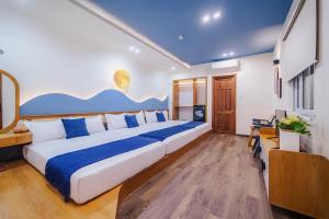 Postel nebo postele na pokoji v ubytování Phuc Lam Hotel & Apartment