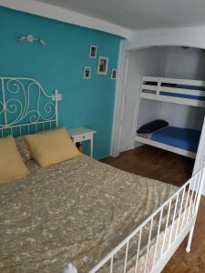 ein Schlafzimmer mit einem Bett und einem Etagenbett in der Unterkunft La antigua in Villarcayo