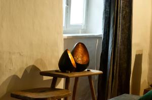 two bowls sitting on a table next to a window at Poštárova cesta - banícky domček Birnbaum in Hodruša