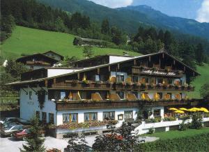 un grande edificio con fiori sui balconi di Hotel Schwarzer Adler a Hippach