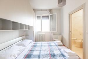 una camera con letto e finestra di Navile, Bologna By Short Holidays a Bologna