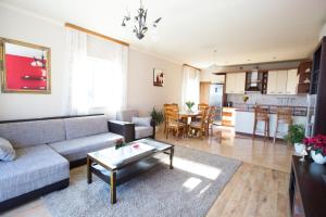 RELAXING HOME LUCE في سيليبي: غرفة معيشة مع أريكة وطاولة