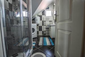 Ένα μπάνιο στο Garden Apartment