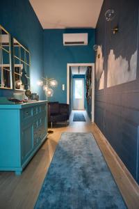 恩波利的住宿－YOLE Affittacamere，客厅设有蓝色的墙壁和蓝色的橱柜。