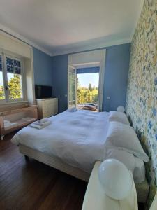 ストレーザにあるVilla Angelaのベッドルーム(大きな白いベッド1台、窓付)
