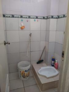 een kleine badkamer met een toilet en een emmer bij Homestay Propline in Bogor