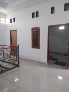 een kamer met een witte muur en een deur bij Homestay Propline in Bogor