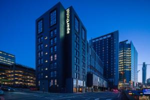 伯明翰Aparthotel Birmingham的一座侧面有标志的高楼