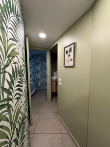 un pasillo con una puerta que conduce a un baño en MULTIRESIDENCE L'ELYSEE Paris, en París 105 fotos más