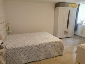 レザルク・シュル・アルジャンにあるJas de Marripeyのベッドルーム1室(ベッド1台、白いキャビネット付)