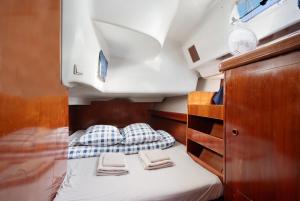 A bed or beds in a room at Pato Lucas Sail Boat