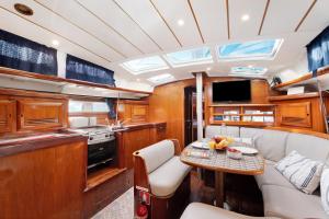 A kitchen or kitchenette at Pato Lucas Sail Boat
