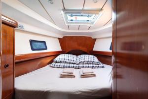 a small bed in the middle of a boat at Pato Lucas Sail Boat in San Sebastián de la Gomera