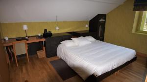 Postel nebo postele na pokoji v ubytování Hôtel de charme L'Orée du Parc