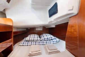 A bed or beds in a room at Pato Lucas Sail Boat