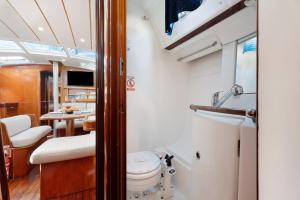 A bathroom at Pato Lucas Sail Boat