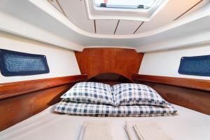 A bed or beds in a room at Pato Lucas Sail Boat