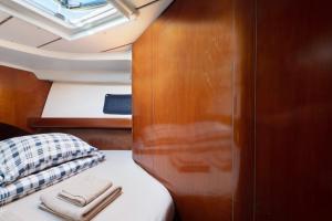 A bed or beds in a room at Pato Lucas Sail Boat