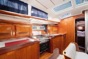 A kitchen or kitchenette at Pato Lucas Sail Boat