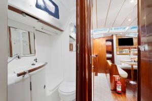A bathroom at Pato Lucas Sail Boat Még 25 kép