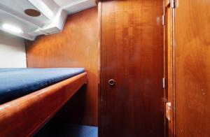 A bed or beds in a room at Pato Lucas Sail Boat