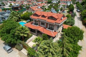 - une vue sur une maison dotée d'un toit orange dans l'établissement Kalamos Private villa for 10 people in Hisarönü, à Ölüdeniz
