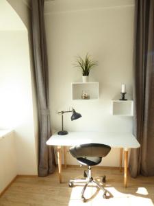 - un bureau avec une lampe et une chaise dans la chambre dans l'établissement Altstadtwohnung Traunstein mit Traunseeblick 1A, à Gmunden
