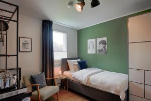 1 dormitorio con cama y ventana en BLEIBEREI Apartments en Göttingen