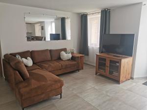 Una sala de estar con un sofá y un televisor de pantalla plana. en Jas de Marripey, en Les Arcs sur Argens