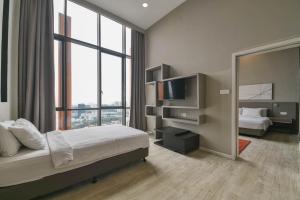 a hotel room with a bed and a mirror at PlayStaytion Damansara by RBNB in Damansara Perdana