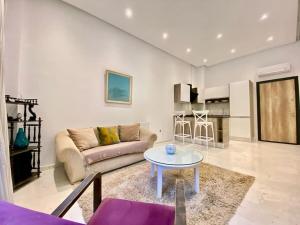 a living room with a couch and a table at Chez Dadou - joli Apt Marsa Safsaf in La Marsa