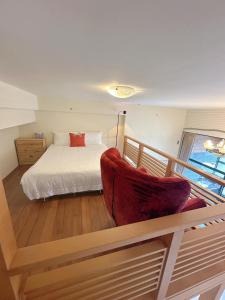 A bed or beds in a room at 天天泡湯