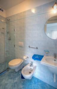 ein Bad mit einem WC und einem Waschbecken in der Unterkunft Hotel Imperamare in Ischia