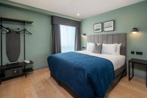 伯明翰Aparthotel Birmingham的配有床和电视的酒店房间