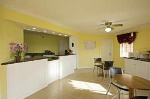 eine Küche und ein Esszimmer mit einem Tisch und Stühlen in der Unterkunft Americas Best Value Inn Pryor in Pryor