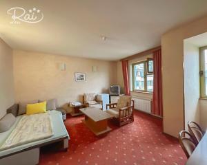 une chambre d'hôtel avec un lit et un salon dans l'établissement Hotel Rai, à Sofia