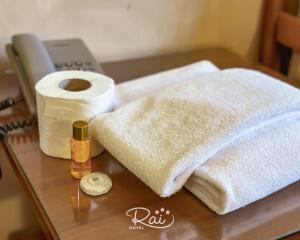索非亞的住宿－Hotel Rai，一张桌子,配有毛巾和一卷卫生纸