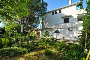 um jardim em frente a uma casa em Apartments Villa Stankovic em Tivat