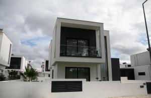 um edifício branco com uma varanda em frente em Villa Besugo - SCH082 em Pataias