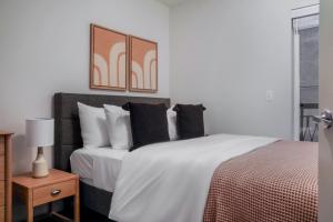 1 dormitorio con 2 camas y mesa con lámpara en Blueground Queen Anne laundry nr shopping SEA-705, en Seattle