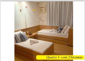 Flat Hotel Fazenda Portal de Gravatá 3qts Wi-Fi - Flat 683 في غرافاتا: غرفه فندقيه سريرين في غرفه